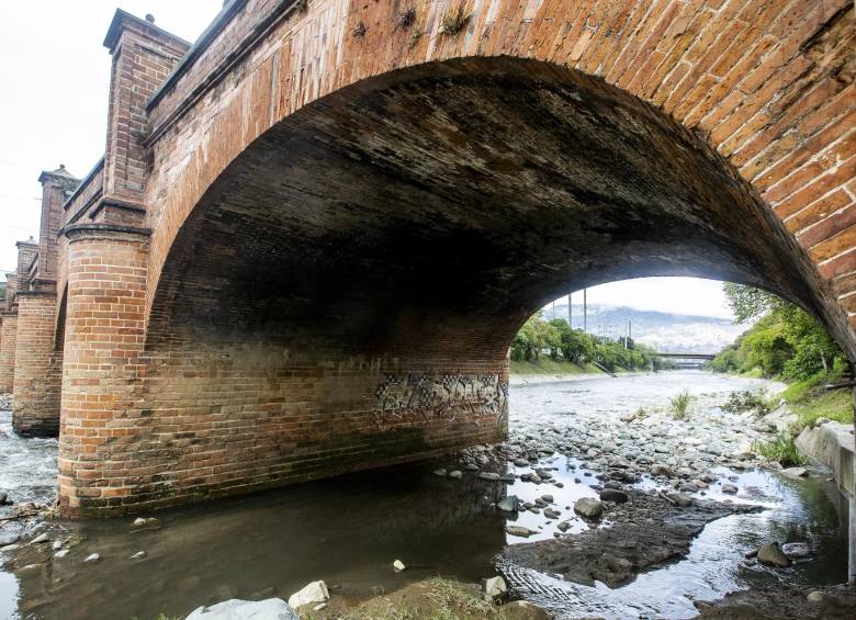 Las bases y columnas del puente parecen comprometidas por el paso del agua y del tiempo. Foto: Jaime Pérez Munévar
