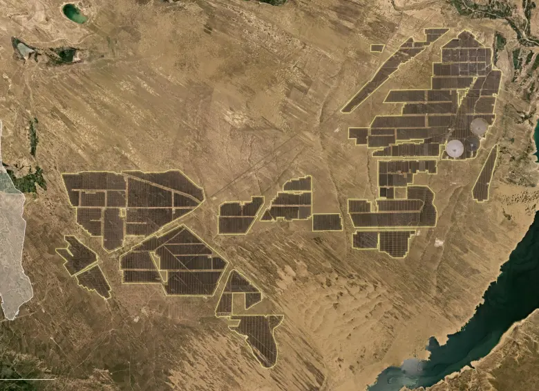 Una imagen satelital muestra una extensa zona desértica salpicada por pequeñas áreas de vegetación y lagos. Gigantescos campos de paneles solares dominan el paisaje, junto a una silueta superpuesta de Manhattan que sirve de referencia. En total, la superficie de los paneles equivale a unas siete veces el tamaño de esa isla neoyorquina. FOTO: Tomada de The New York Times.