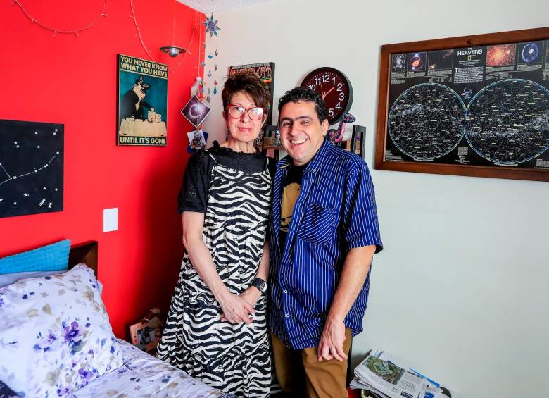 El profesor Jorge Zuluaga con su esposa Olga Penagos en su habitación llena de constelaciones. FOTO Jaime Pérez 
