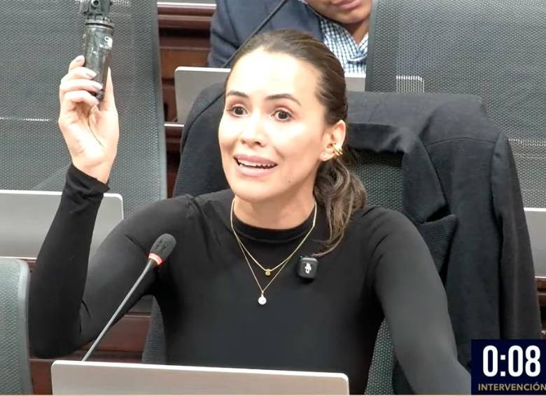 La representante del Pacto Histórico, María Fernanda Carrascal, cuestionó que el gobierno gaste recursos en municiones contra los manifestantes. FOTO tomada de YouTube