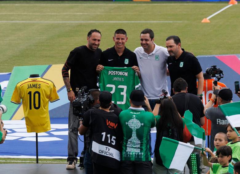 James Rodríguez durante su presentación a los hinchas en el Atanasio. FOTO CAMILO SUÁREZ