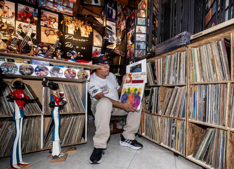 Para muchos, el sonido del vinilo evoca recuerdos y emociones asociadas a una época o a artistas específicos, lo que le añade un valor sentimental especial. FOTO Jaime Arango