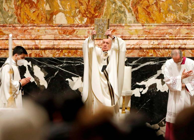 El Papa Francisco toma y da la bendición con la Biblia donde están escrito todos los Evangelios. Foto: EFE