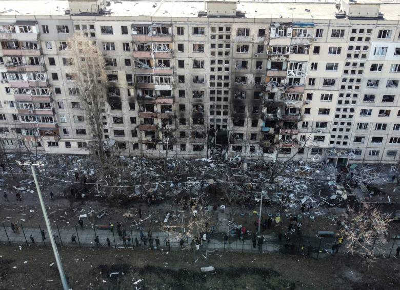 Un bombazo a una zona residencial de Kiev, capital de Ucrania, le quitó la vida a dos personas y dejó a un centenar de personas sin vivienda. FOTO getty