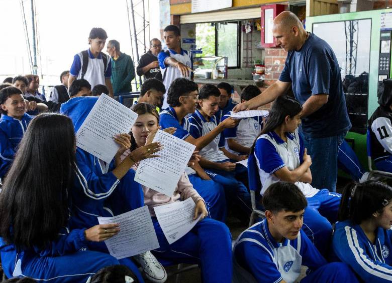 Los jóvenes reciben los contratos que tenían que llenar con su nombre, celular, tarjeta de identidad, dirección y correo electrónico. Unos 30 estudiantes contados a vuelo de pájaro lo recibieron y llenaron los datos. FOTO: Julio César Herrera