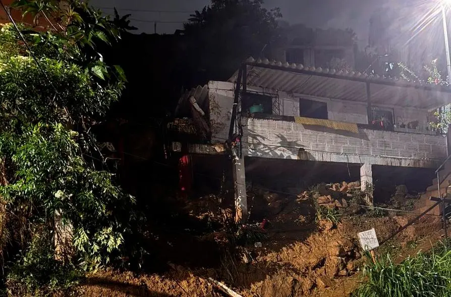 El derrumbe se presentó en un sector del barrio Carambolas, en el nororiente de Medellín. CORTESÍA ALCALDÍA