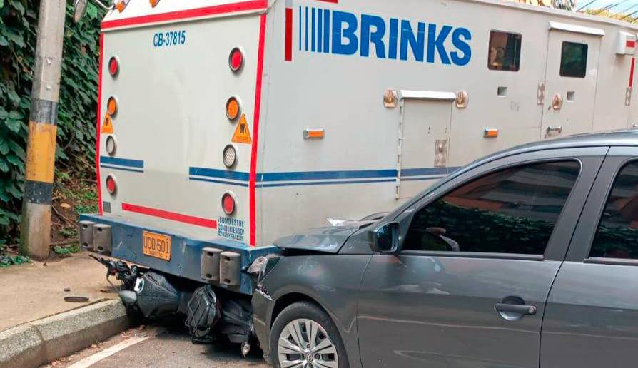 El carro de valores se devolvió por la loma Lalinde, en El Poblado. FOTO CORTESÍA