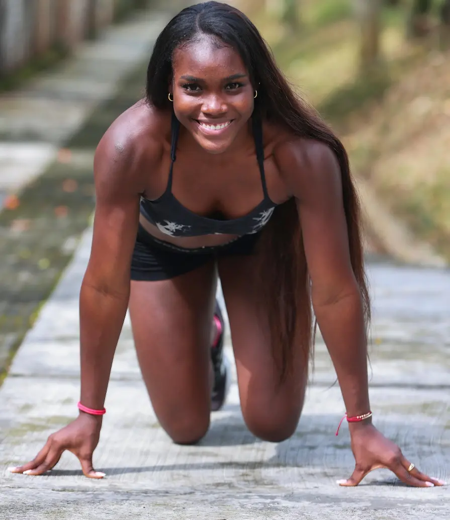 Tras derribar una marca mítica con un registro de 11,17 segundos, la velocista María Camila Maturana apunta ahora a los grandes escenarios de Europa. Se entrena por estos días en la Universidad de Antioquia. FOTO Manuel Saldarriaga