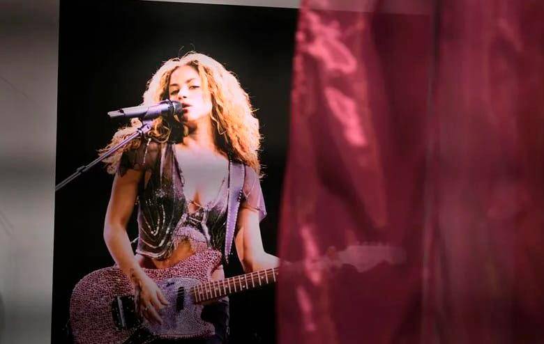 Shakira en una de las fotografías de la exhibición con su guitarra rosa usada en la gira “Fijación Oral”. FOTO Efe