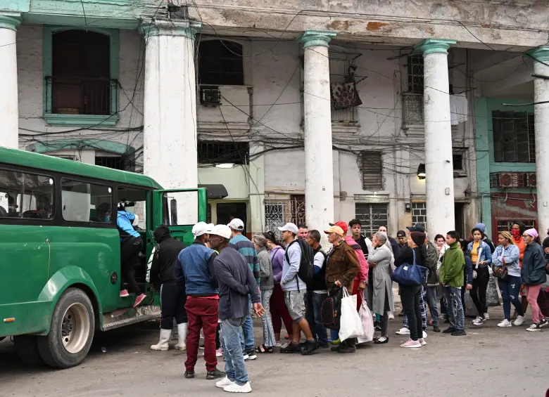 Son muy pocos los autobuses que están prestando su servicio en la isla ante la escasez de combustible. FOTO: AFP