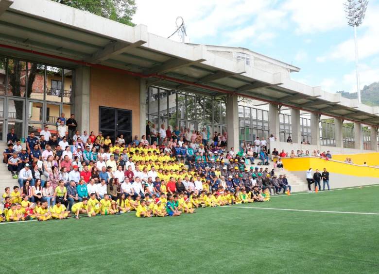 El nuevo complejo deportivo tiene una cancha de fútbol sintética y un coliseo para disciplinas de lucha. FOTO: CORTESÍA GOBERNACIÓN DE ANTIOQUIA