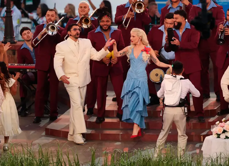 Bad Bunny invitó a Lady Gaga y a Ricky Martin a su show en el medio tiempo del Super Bowl. FOTO: AFP