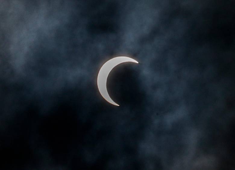 Este fue uno de los recientes eclipses que se vieron en Medellín. FOTO Jaime Pérez