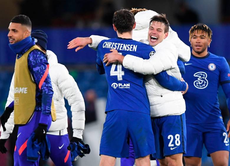 César Azpilicueta y sus compañeros del Chelsea celebran tras ganar la semifinal. FOTO efe