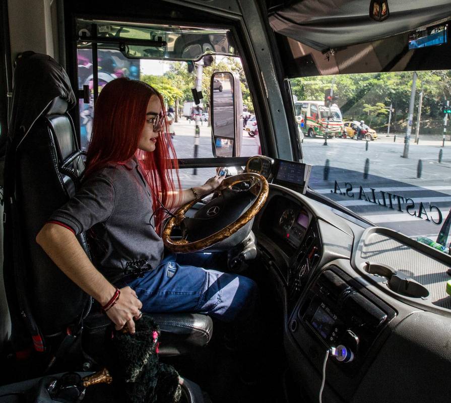 Hace un año estuvo de conductora de un bus integrado del Metro, pero al final del año renunció y se quedó seis meses esperando una oportunidad. Esta le llegó hace dos meses, cuando la llamaron de Transportes Medellín - Castilla FOTO JULIO CÉSAR HERRERA