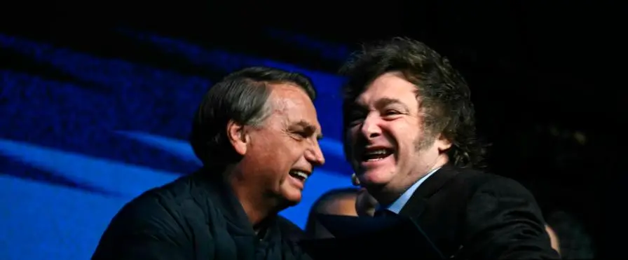 El expresidente brasilero, Jair Bolsonaro, y el presidente de Argentina, Javier Milei. FOTO: AFP.