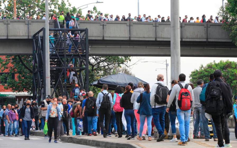 Las largas filas se concentraban en la estación Caribe, donde se concentraban los pasajeros de las estaciones del norte de la ciudad. Foto: Juan Antonio Sánchez