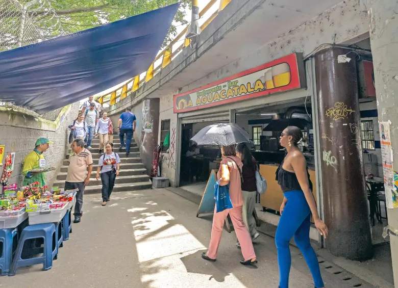 La plazoleta tiene vida la gran parte del día de cuenta de los locales comerciales. Este es paso obligado de cientos de transeúntes en el día. FOTO: CAMILO SUÁREZ