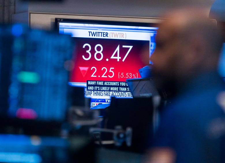 Desde el viernes pasado, las acciones de Twitter bajaron. El jueves 12 de mayo cerraron a un valor de 45,10 dólares y el lunes cerraron en 37,80 dólares. FOTO: EFE