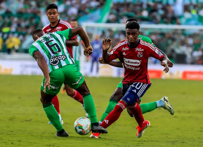 El extremo Jhon Edwin Montaño, de 19 años, es una de las grandes figuras que ha formado el Medellín en los últimos años. En 2025 firmó contrato con e Grupo City. Foto: Jaime Pérez