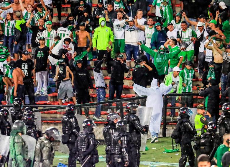 Imágenes de los desmanes de ese 16 de abril en el estadio Atanasio Girardot. FOTO JAIME PÉREZ
