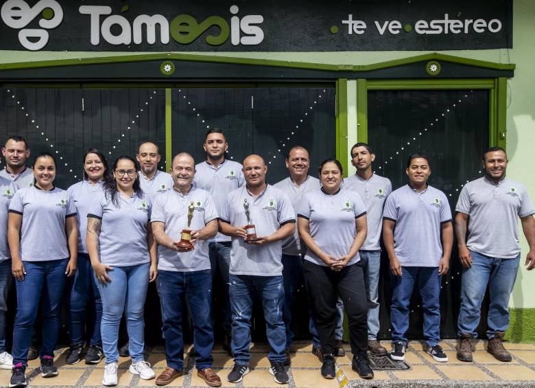 Los colaboradores de Támesis Te Ve posando junto a dos de las estatuillas de los premios India Catalina que han recibido. Foto: Jaime Pérez Munévar