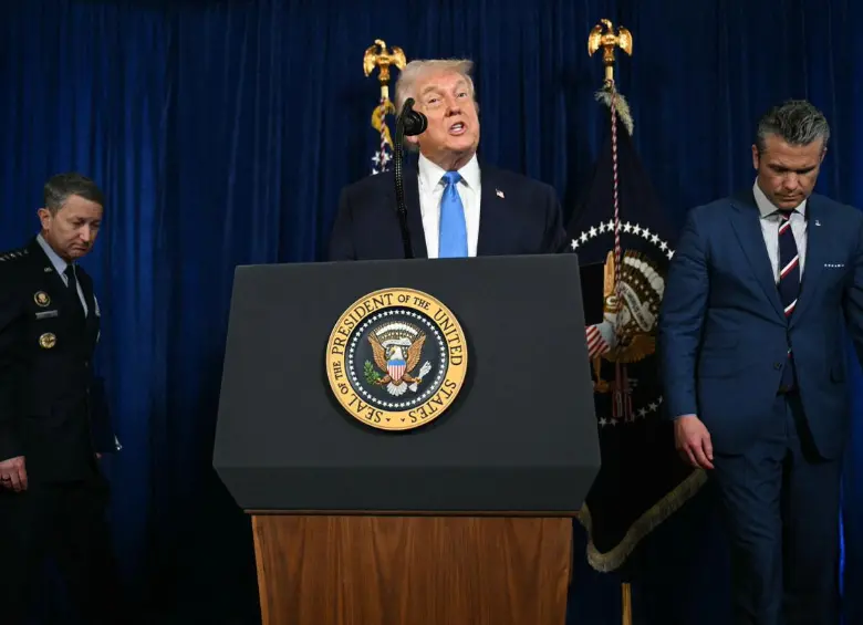 El presidente Donald Trump encabezó una conferencia de prensa en vivo desde su residencia de Mar-a-Lago. FOTO: AFP
