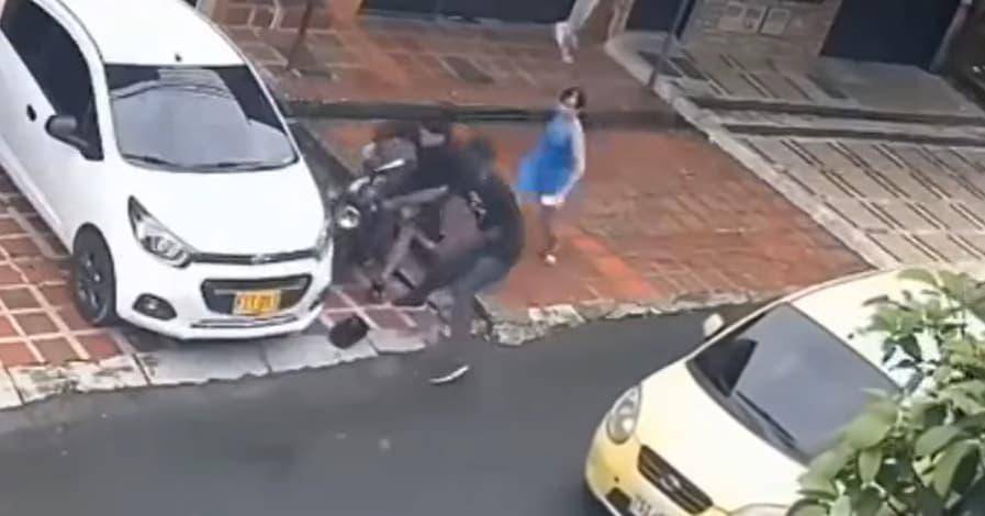 La mujer espantó a los ladrones luego de propinarles varios golpes. IMAGEN TOMADA DE VIDEO