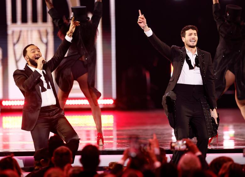 John Legend y Sebastián Yatra en los Latin Grammy. FOTO Efe