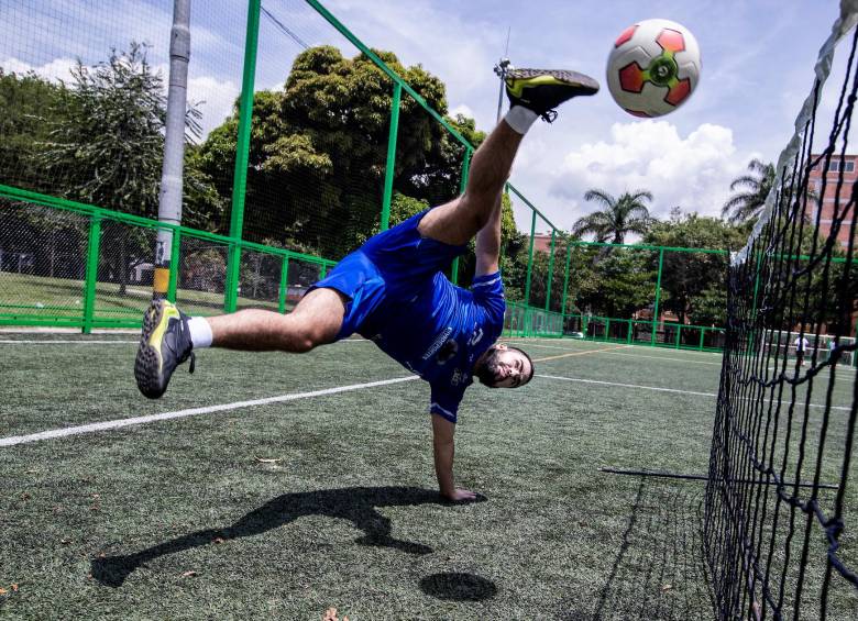 Los entrenamiento del fútbol-tenis en Medellín por lo general son los martes, jueves y domingos en la noche. Casi siempre en la unidad deportiva de Belén. Mateo es el entrenador. FOTO jaime pérez