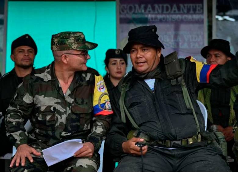 Aunque “Iván Mordisco” (izquierda) y “Calarcá” son enemigos, los frentes que regentan ejercen estrategias de control social a las comunidades muy similares. FOTO: ARCHIVO.