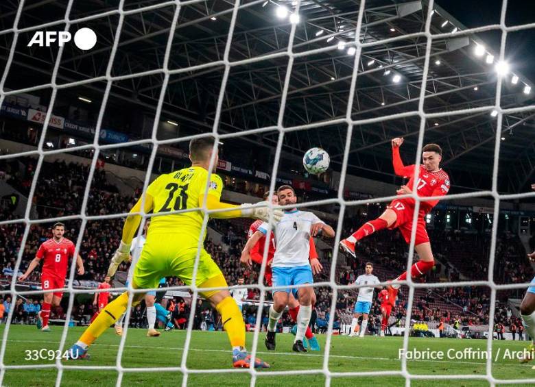 La UEFA anunció este domingo en un comunicado que el partido de clasificación a la Eurocopa-2024 entre Israel y Suiza se aplaza. FOTO AFP