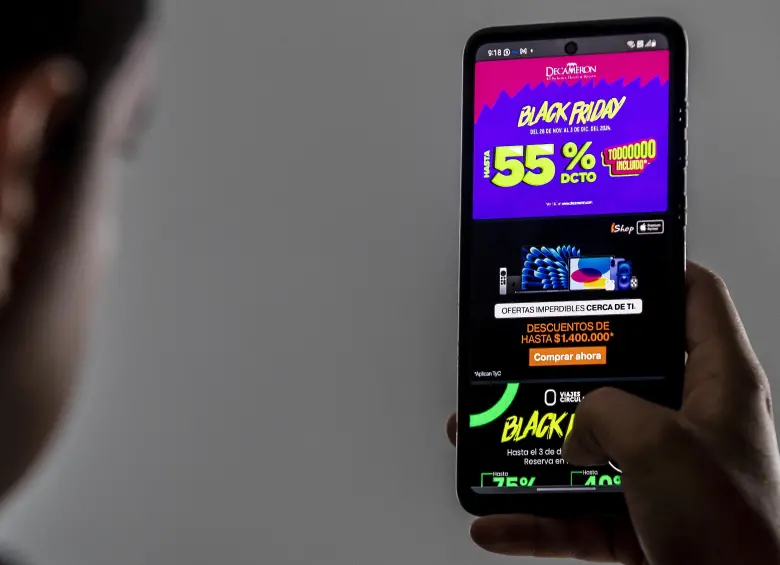 La mayoría de colombianos que comprará en Black Friday lo hará desde el celular, tras ver reseñas y comparar precios. FOTO Jaime Pérez Munévar