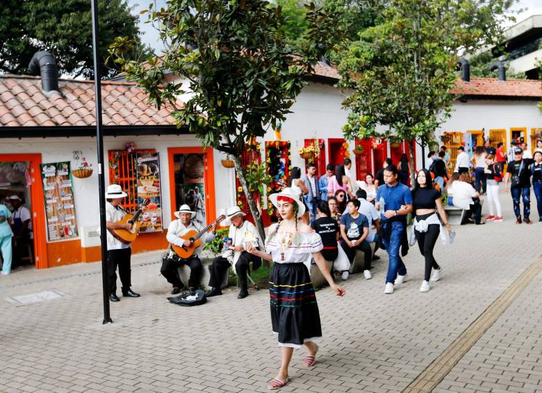 En el Pueblito Paisa se establecieron restricciones para el acceso vehicular. FOTO: Esneyder Gutiérrez