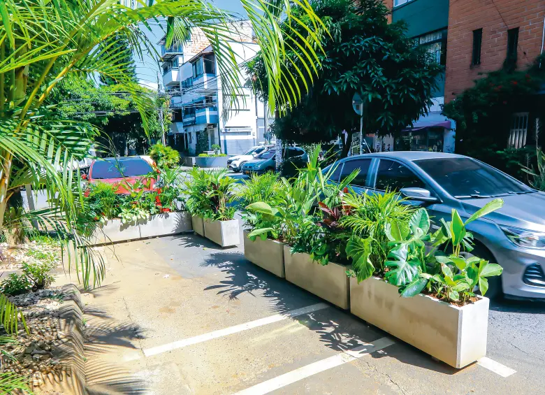 El parklet se extendió sobre la calle 11A y el próximo estará al frente del restaurante Hacienda. De ser exitosos, nuevos parklets se podrían asentar sobre otras vías en Medellín. FOTO ESNEYDER GUTIÉRREZ 