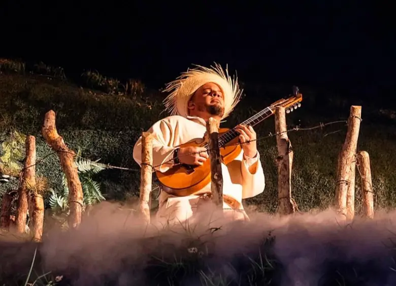 José Eduardo es uno de los músicos que está acompañando a Bad Bunny en su gira mundial. FOTO: @joseduardomusic en Instagram