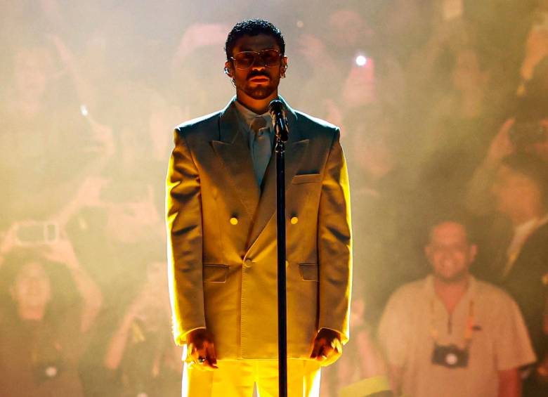 Así salió Bad Bunny para el primer acto en el que estuvo acompañado de una gran banda de músicos. FOTO Manuel Saldarriaga