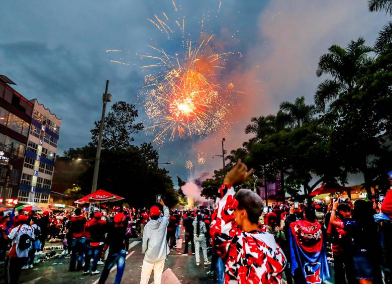 En las afueras del Atanasio se vivió una gran fiesta. El hincha sigue con la ilusión de la séptima estrella.