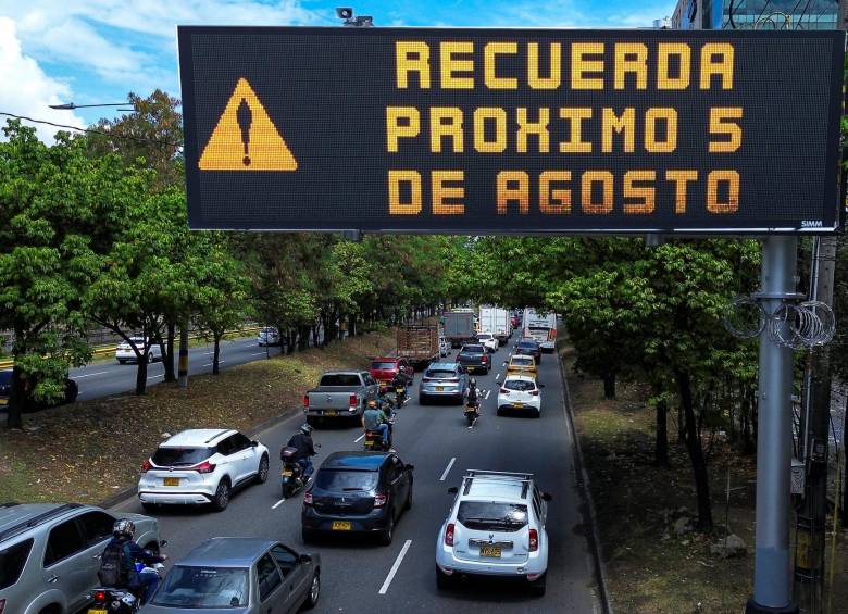 Durante esta semana, la medida del pico y placa tendrá sanciones pedagógicas, lo que significa que el conductor igual tendrá que disponer de su tiempo para responder por esta infracción. FOTO: MANUEL SALDARRIAGA