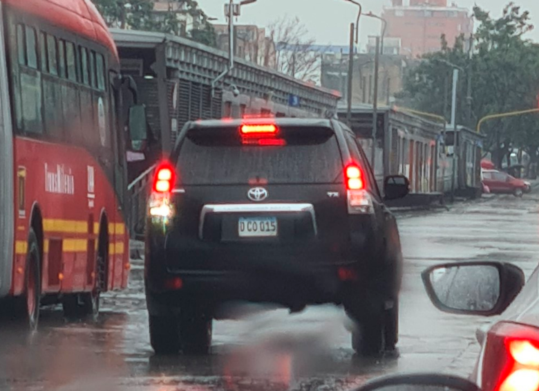 Un carro asignado al Ministerio de Relaciones Exteriores fue captado el sábado 22 de octubre invadiendo un carril de Transmilenio en Bogotá. FOTO TOMADA DE TWITTER