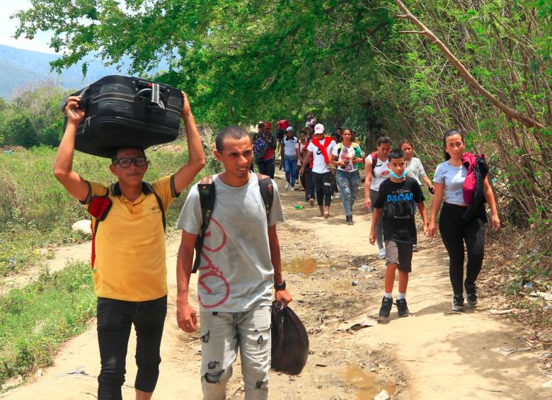 Los migrantes que pasan por las trochas a pesar de que los puentes internacionales ya están habilitados justifican que, si usan los pasos internacionales, la FANB o la Guardia Nacional Bolivariana les quitan sus pertenencias. FOTO: Camilo Suárez Echeverry