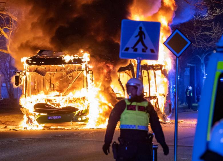 En medio de las protestas, un bus fue incinerado y hubo enfrentamientos con la Policía. FOTO: AGENCIA EFE.