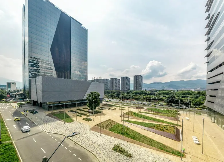El atractivo corporativo de Medellín no es casualidad. La ciudad fue declarada Distrito Especial de Ciencia, Tecnología e Innovación mediante la Ley 2286 de 2023, que otorga incentivos tributarios a empresas tecnológicas y centros de innovación.