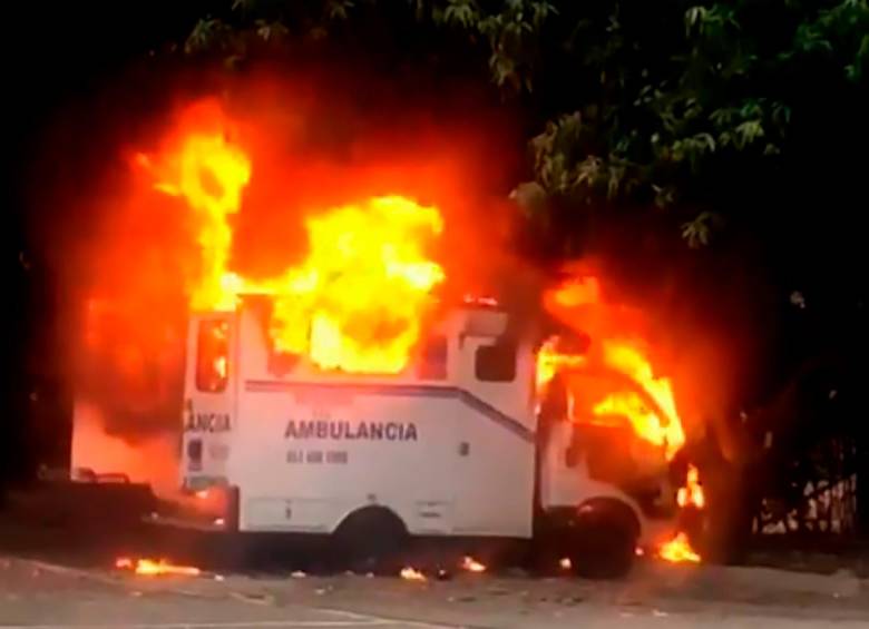 Esta ambulancia fue quemada por manifestantes en Caucasia, lo que indignó a las autoridades y a la misma comunidad. FOTO Cortesía
