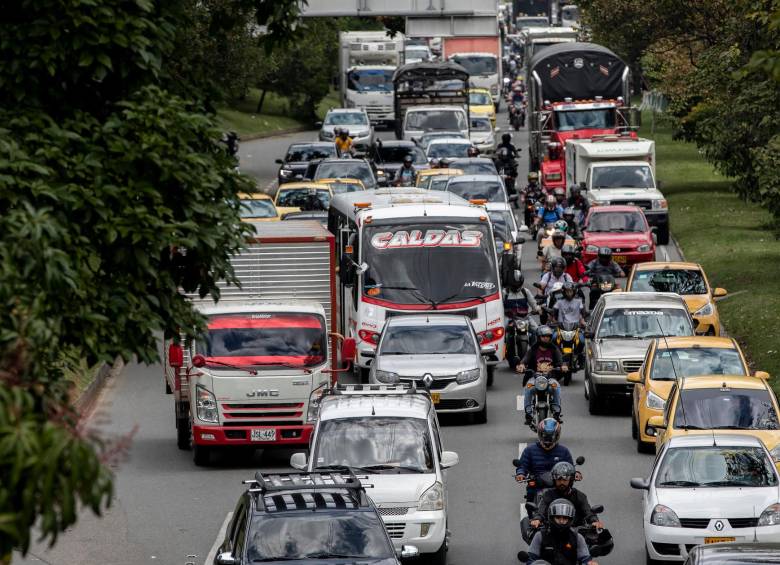 Según la Secretaría de Movilidad de Medellín, 47.352 carros y 29.978 motos no respetan la restricción cada día. FOTO: CAMILO SUÁREZ
