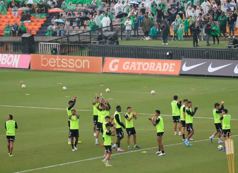 Los futbolistas de Nacional aplauden a los aficionados que llegaron al Atanasio para alentarlos en el entrenamiento a puerta abierta. Foto: Camilo Suárez