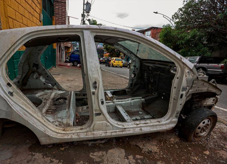 En el barrio Campo Valdés, nororiente de Medellín, hay un carro del cual solo queda el coco abandonado. FOTO: MANUEL SALDARRIAGA