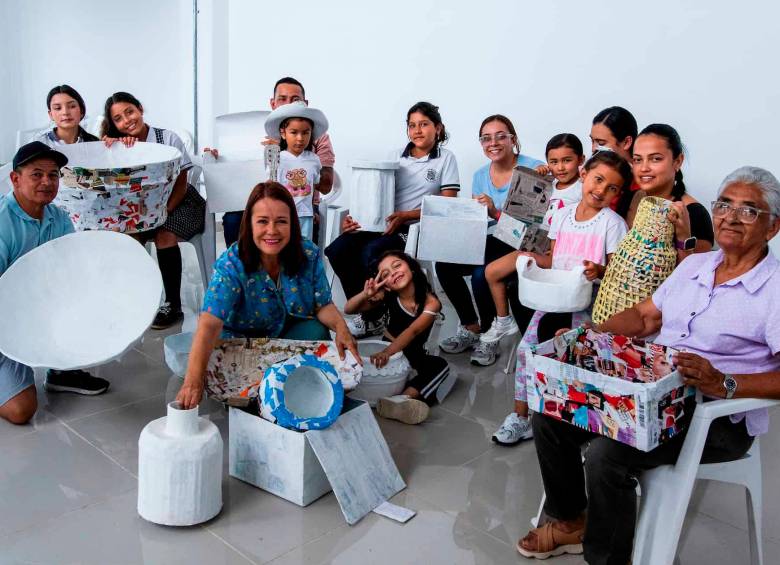 Después de una carrera docente en Medellín y Envigado, la profesora Gloria Estela Quiceno volvió a Armenia Mantequilla para compartir sus conocimientos de las artes plásticas y las manualidades. FOTO: Julio Herrera