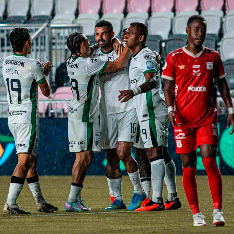 Los jugadores de Atlético Nacional celebran el doblete de Edwin Cardona en el triunfo 3-1 de los verdolagas ante América en Miami. FOTO CORTESÍA NACIONAL 