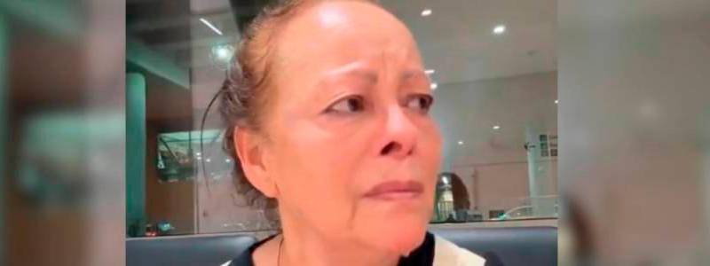 EN VIDEO: Señora rompe en llanto porque su hija la dejó botada en un aeropuerto